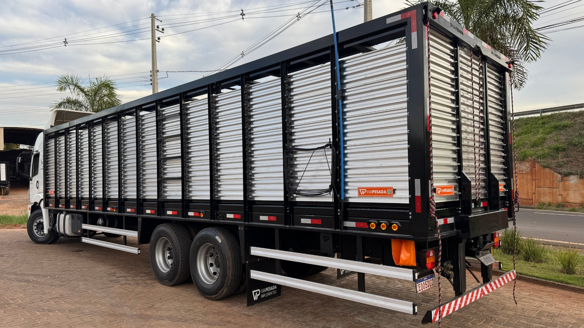 Carroceria boiadeira sobre chassi truck Via Pesada mista fechamento em alumínio