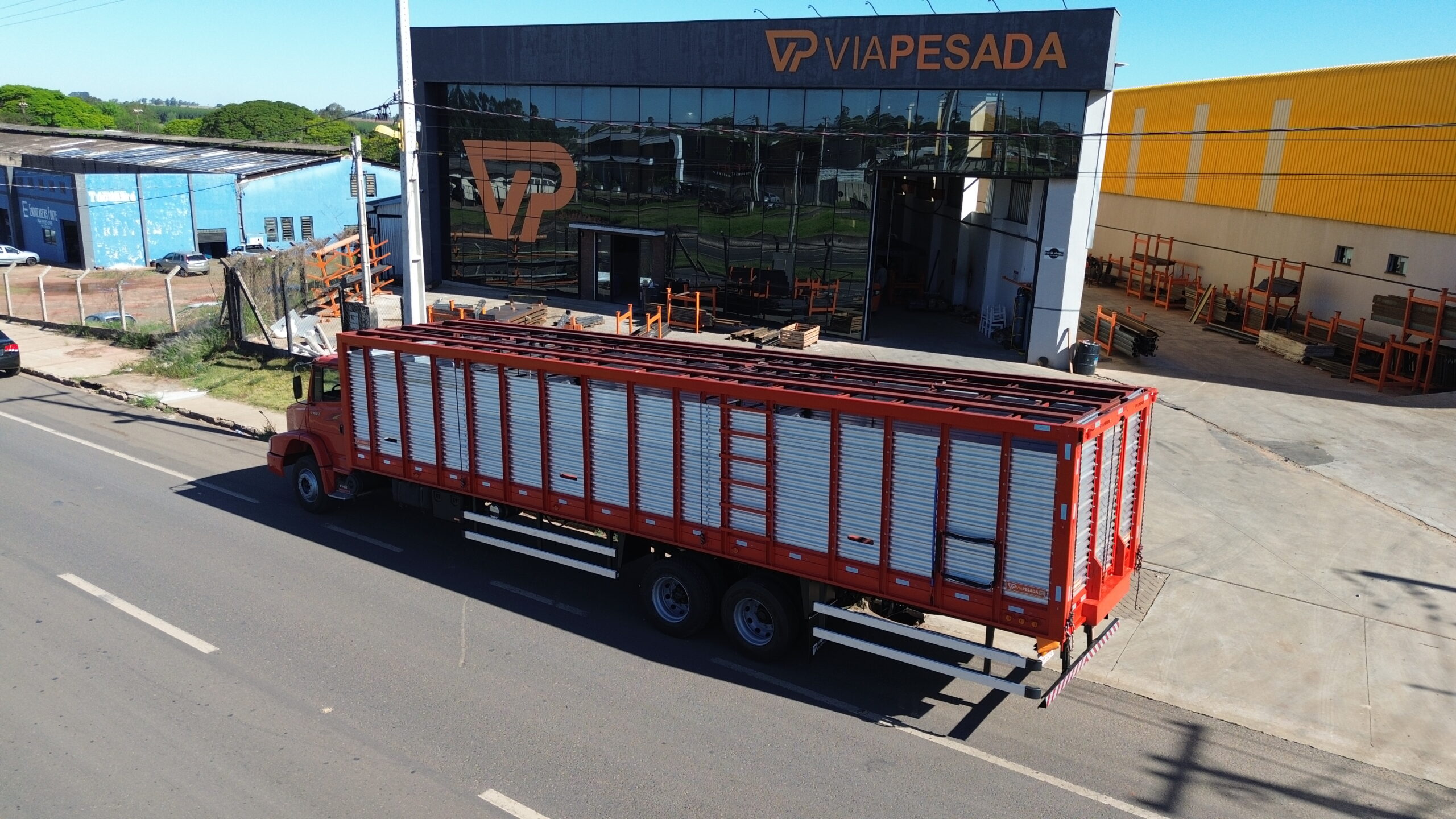Carroceria boiadeira sobre chassi Via Pesada para transporte de bovinos