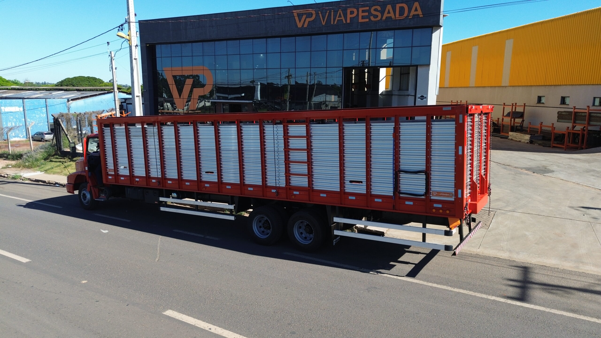 Carroceria boiadeira sobre chassi Via Pesada para transporte de bovinos