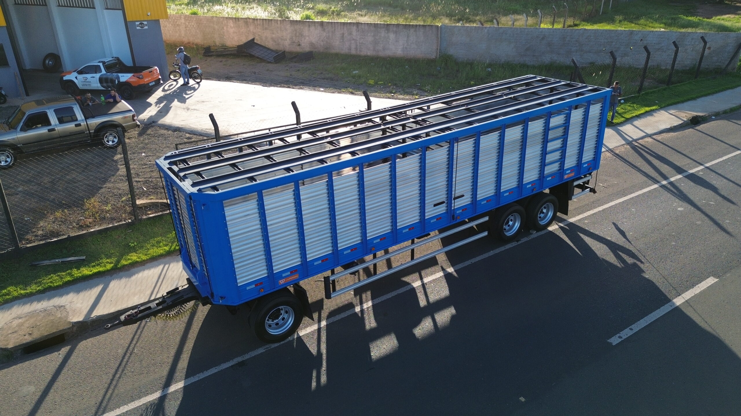 Reboque boiadeiro 3 eixos Via Pesada para transporte de bovinos