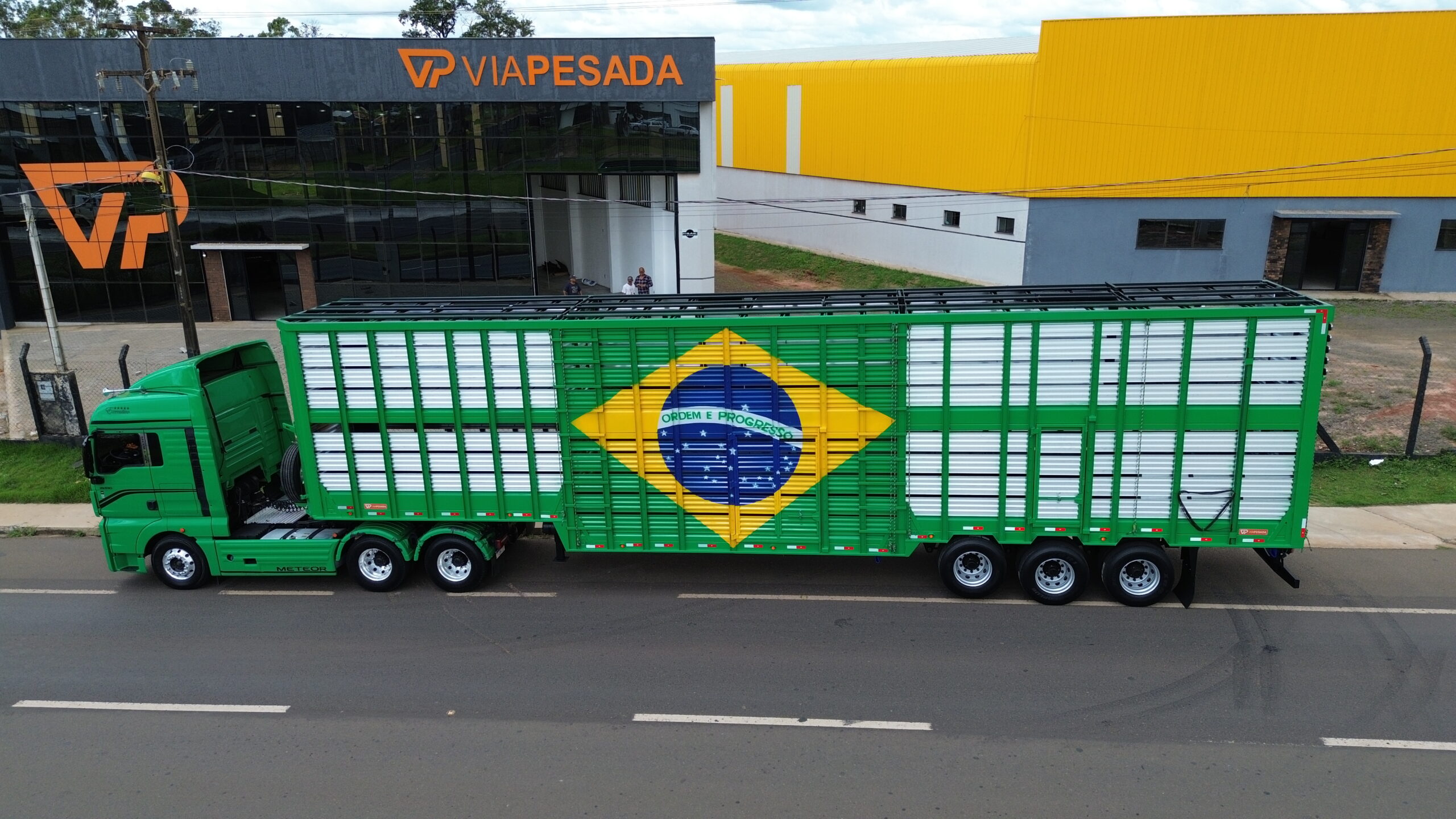 Semirreboque boiadeiro 2 pisos 3 eixos personalizado com as cores do Brasil