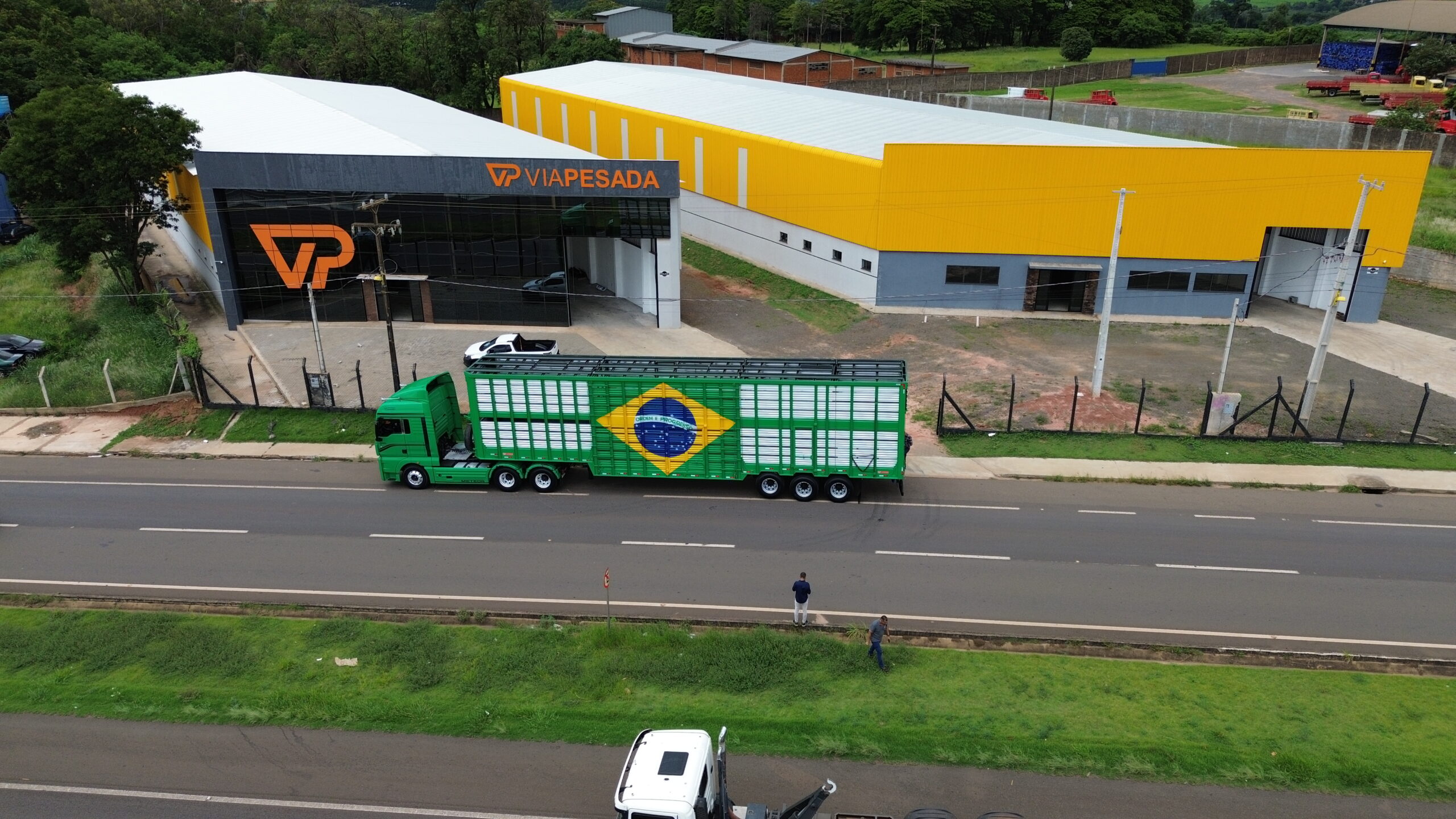 Semirreboque boiadeiro 2 pisos 3 eixos em frente à fábrica da Via Pesada