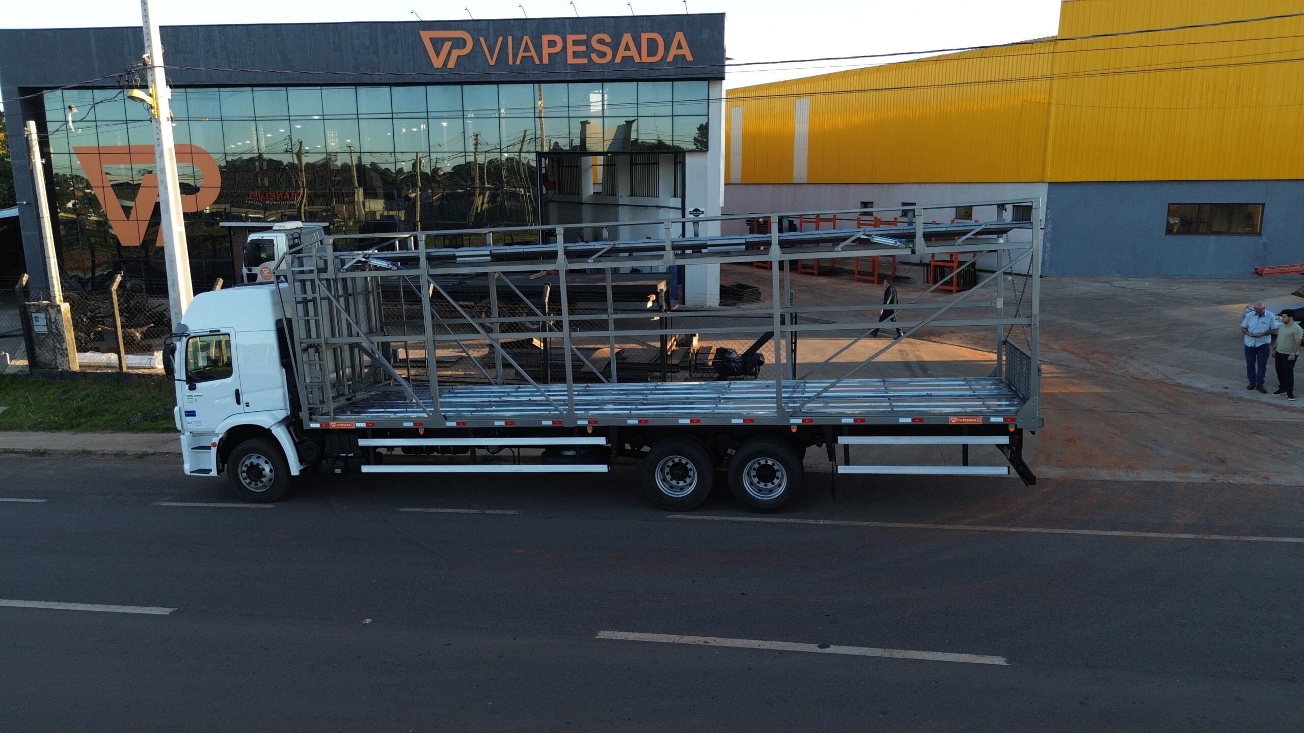 Carroceria frangueira sobre chassi truck fabricada pela Via Pesada