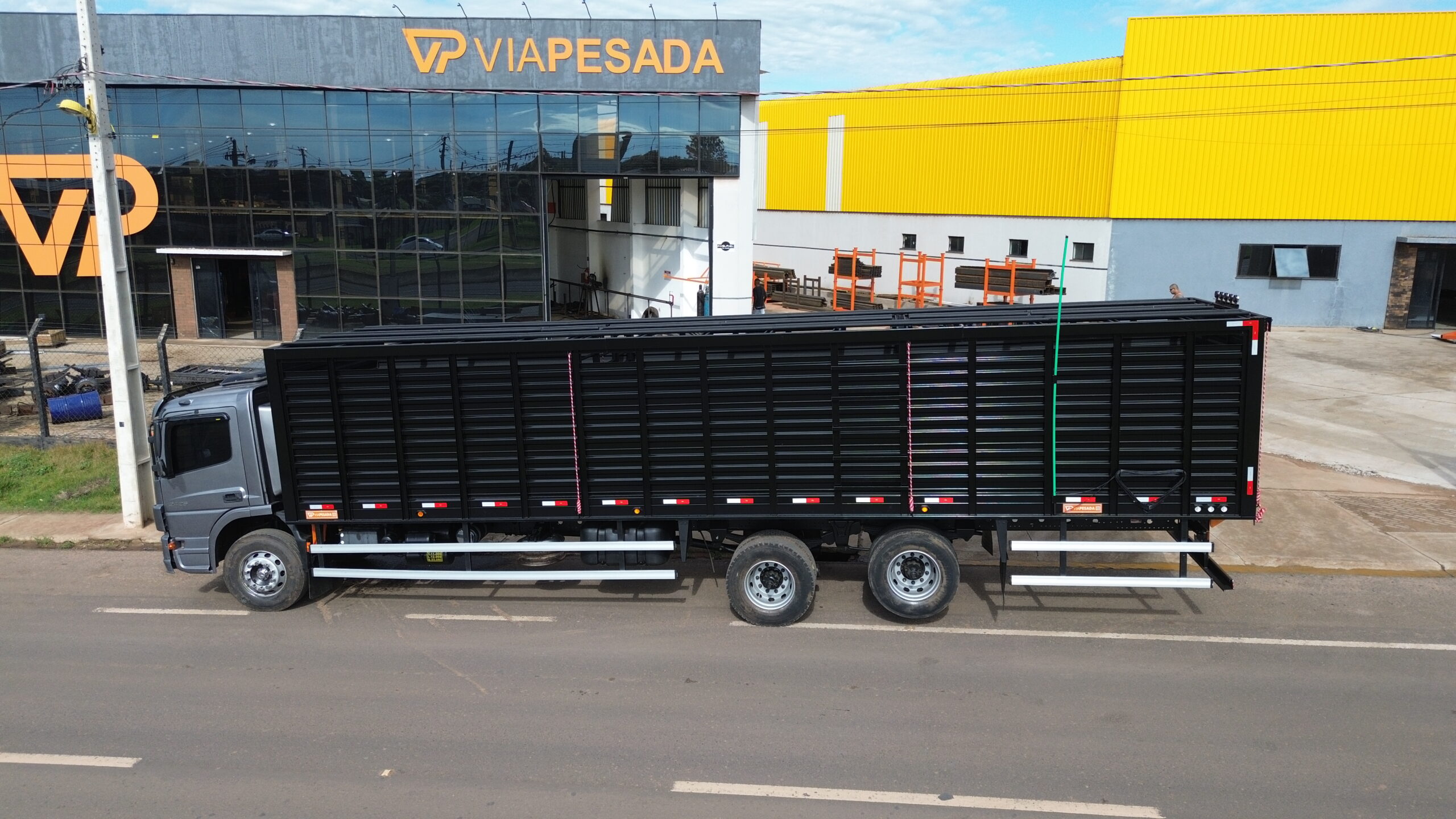 Carroceria boiadeira sobre chassi truck Via Pesada toda em aço 2