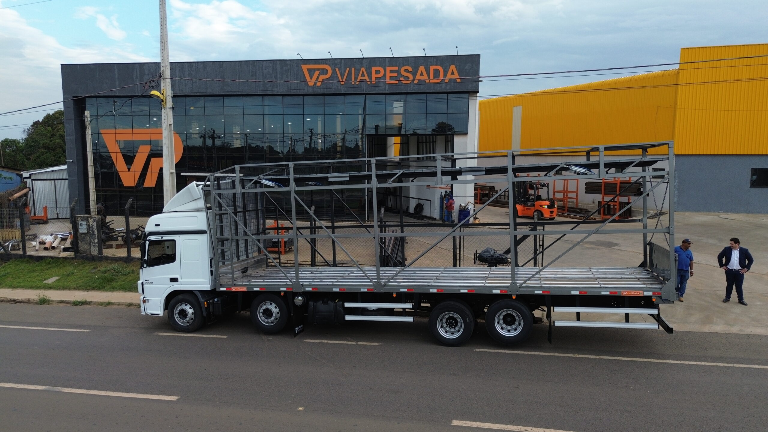 Carroceria frangueira bitruck para transporte de aves fabricada pela Via Pesada